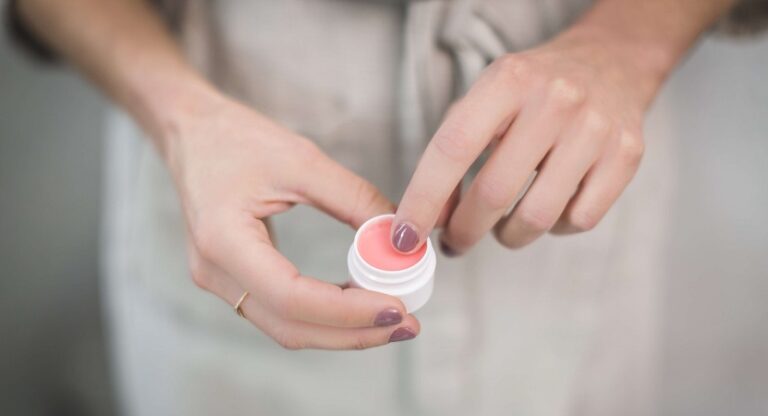 Read more about the article Top 23 Organic, Vegan and Natural Lip Balm