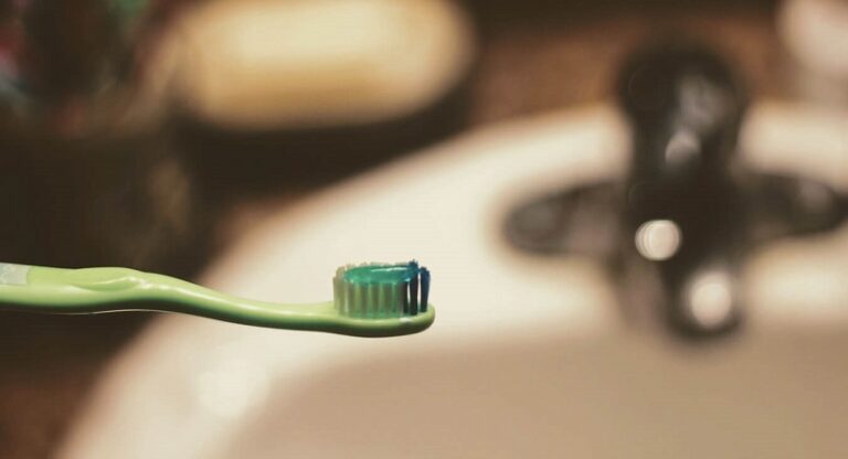 Read more about the article Natural Toothpaste: Complete Guide (Updated 2024)