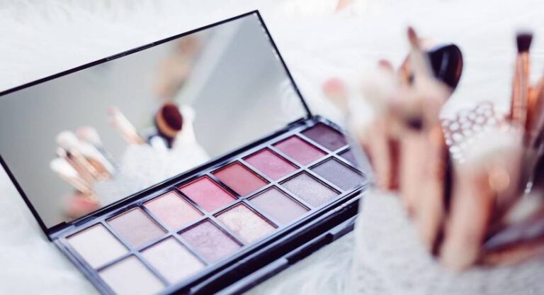 Read more about the article How Long Does Makeup Last? Guide to Expired Makeup