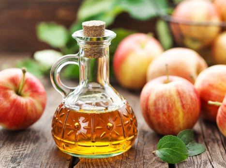 apples and apple cider vinegar in a jar