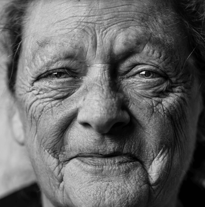 Photo of an old woman with wrinkled skin who could use Inflammaging